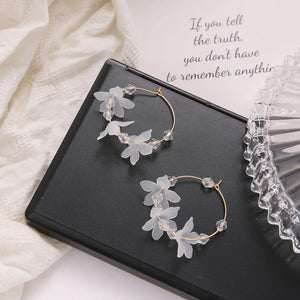 Round Beauty Earrings with White Gold Petals