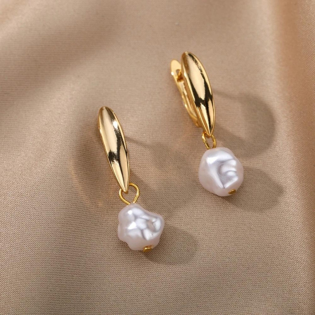 Elegant Pearl Earrings in Gold