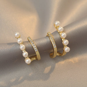 Hook Earrings with Pearls in Gold