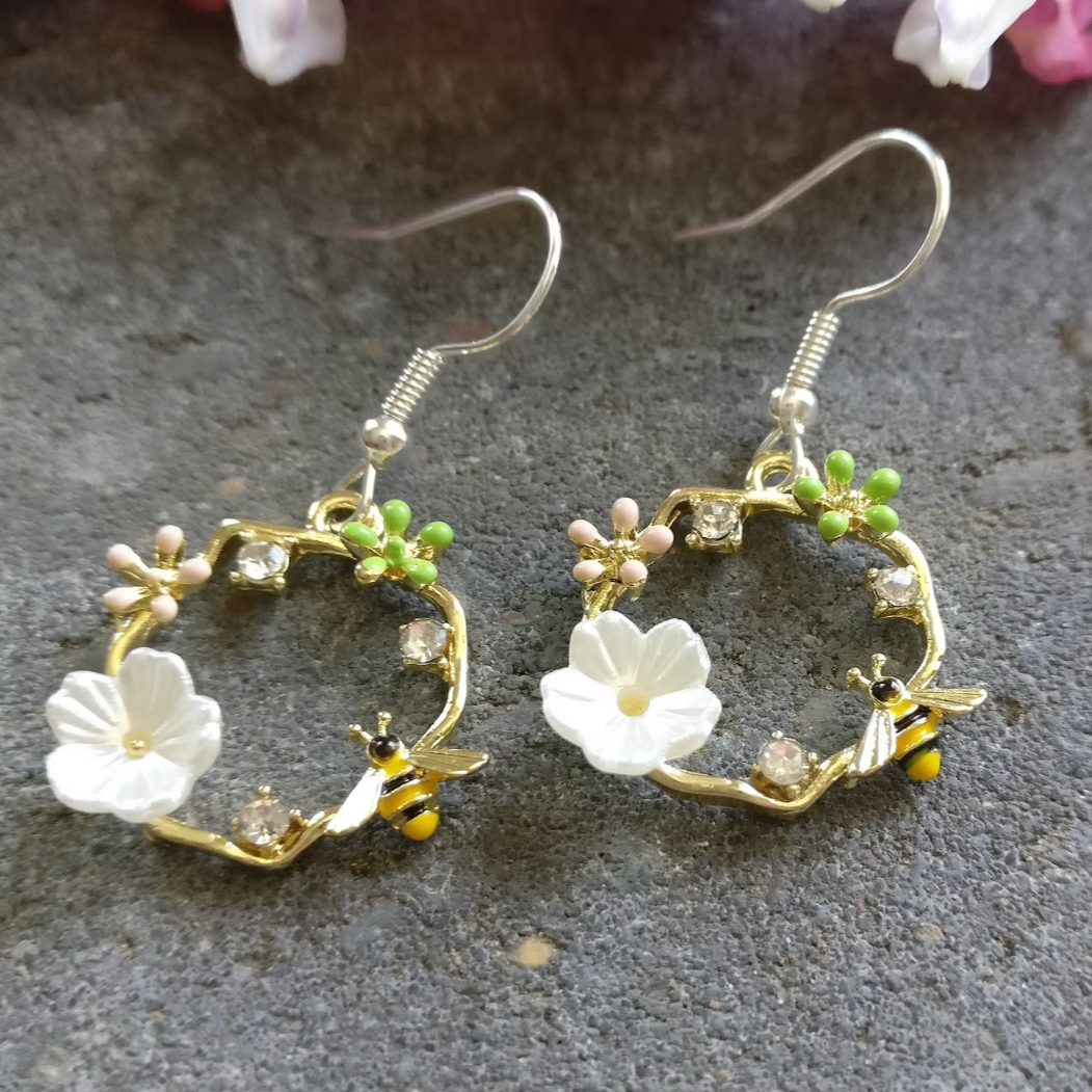 Exotic Nature Earrings with White Petal and Zirconia in Gold