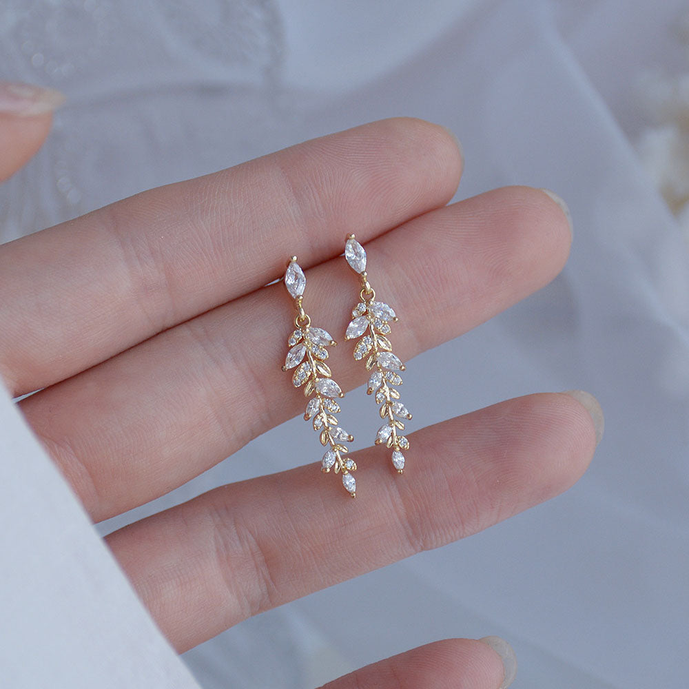 Luxury Dangling Earrings with Crystals in Gold