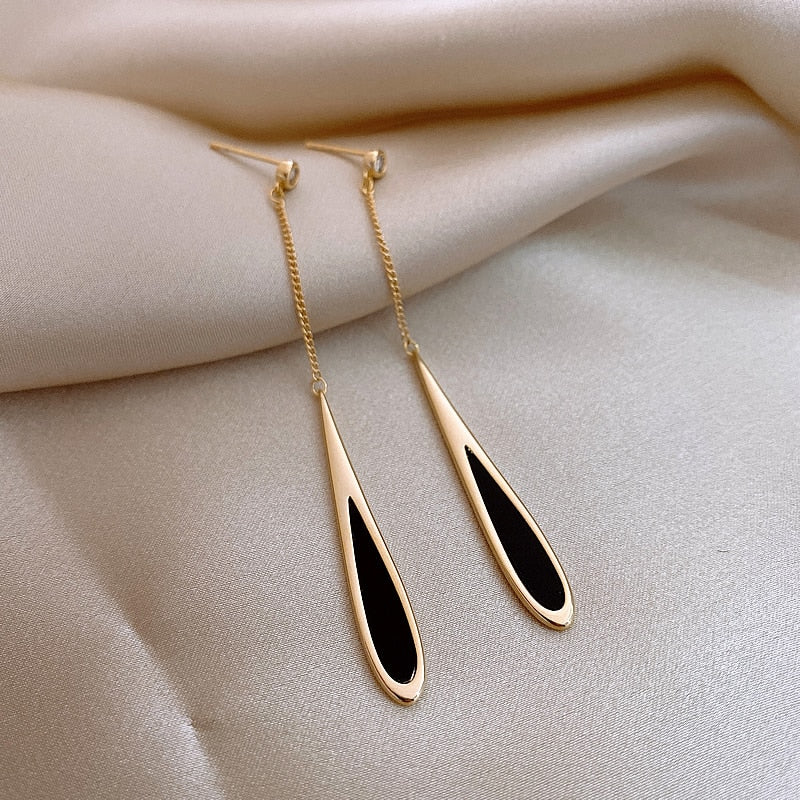 Luxury Black Drop Earrings in Gold