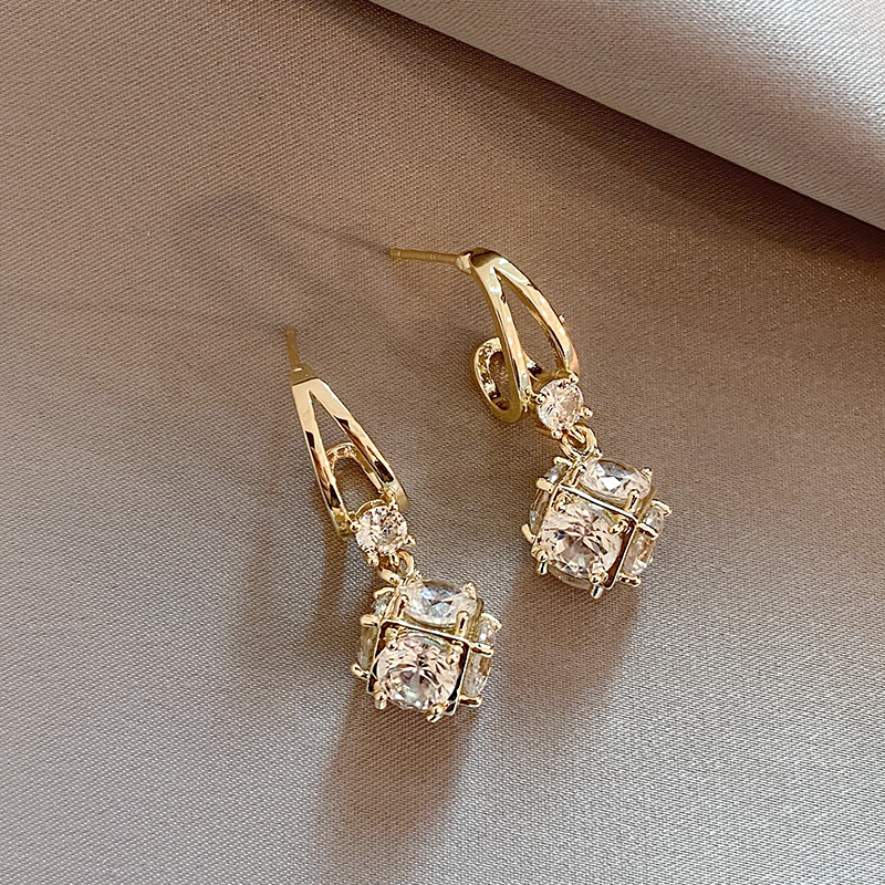 Elegant Cubic Zirconium Earrings in Gold