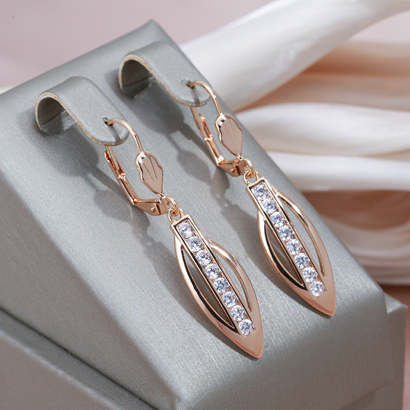 Elegant Pointed Earrings with Zirconias in Gold